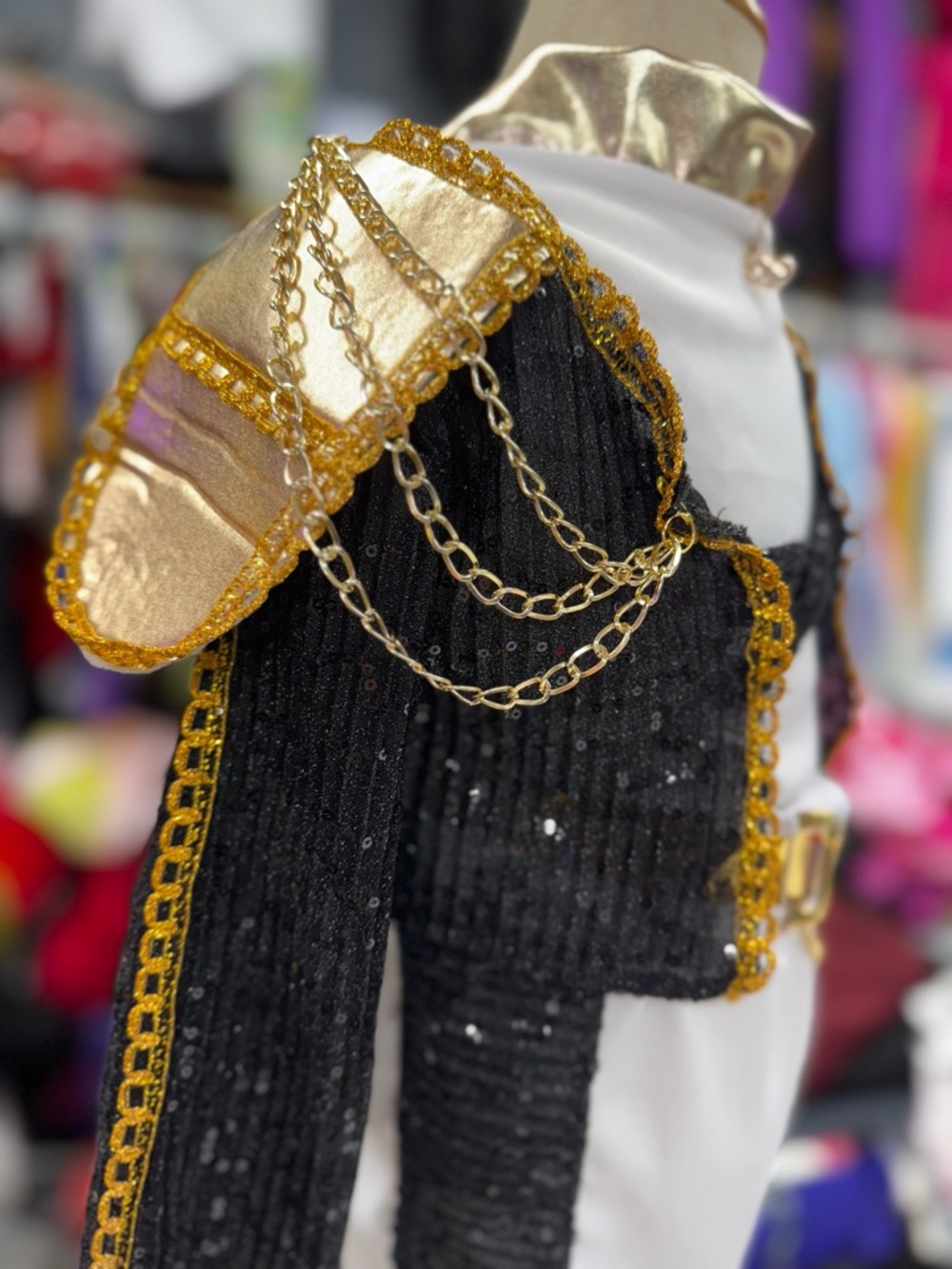 Rumi Golden costume - Picture 6 of 15